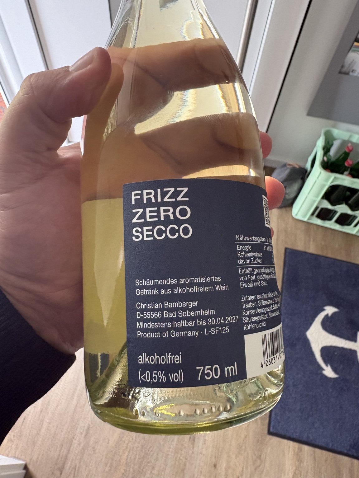 Rückenetikett des Frizz Zero Secco: 750 ml und weniger als 0,5 Prozent Alkohol