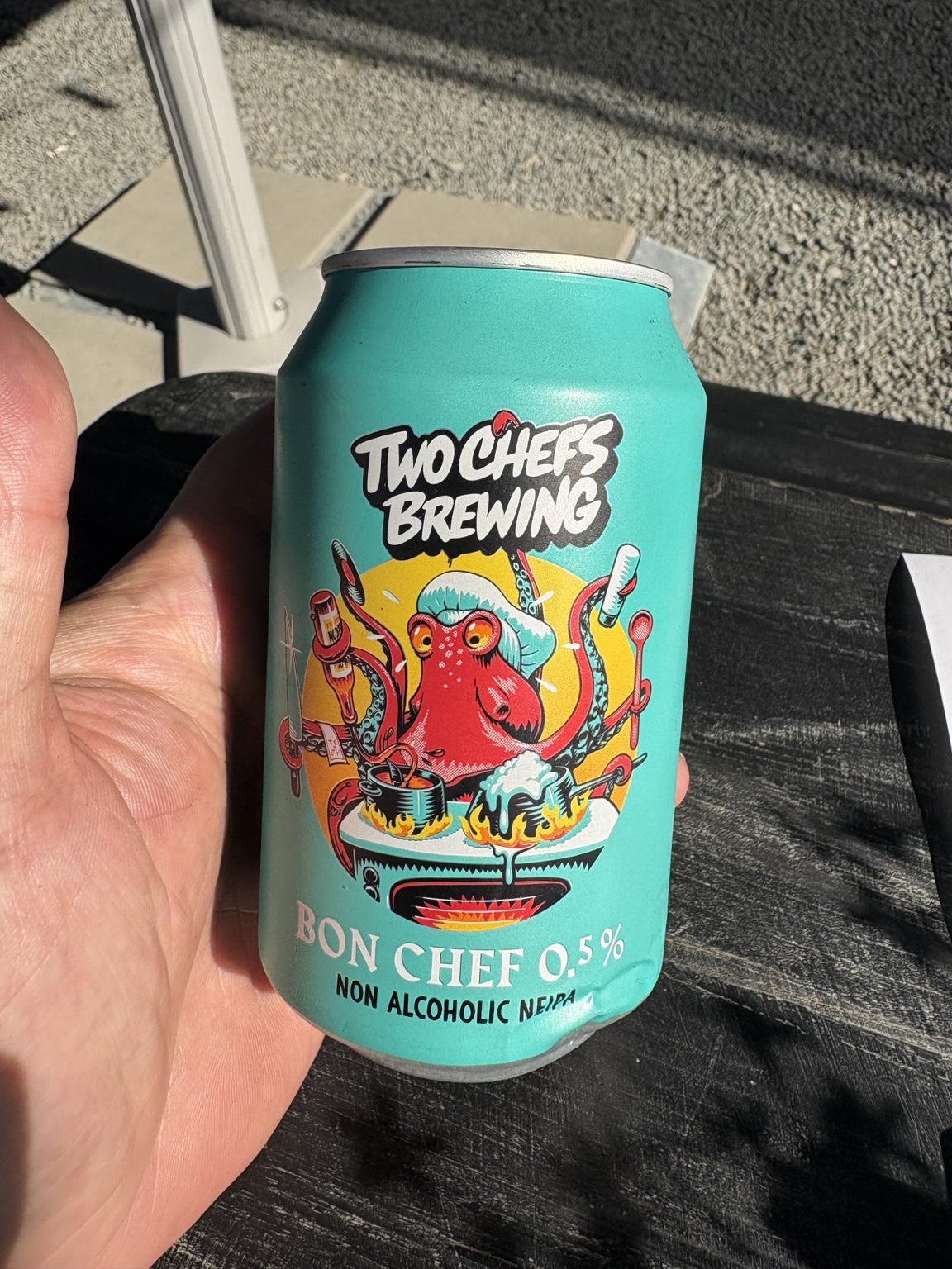 Two Chefs Brewing Bon Chef 0,5 % NEIPA in meiner Hand